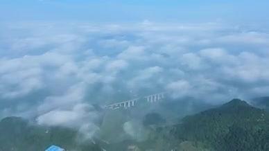 大山里的云雾高铁从下穿过视频的预览图